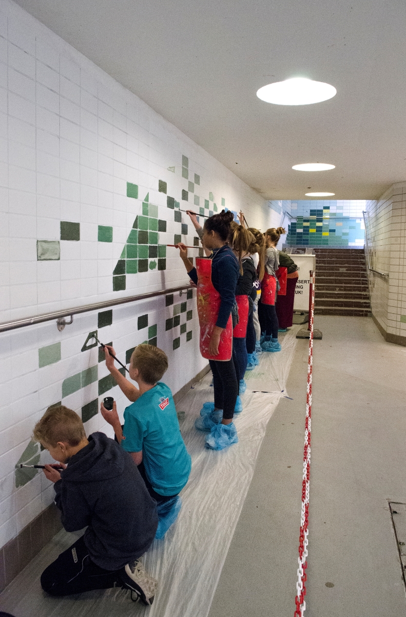 Moi og Salamah skapte et temporært kunstprosjekt sammen med elever i en valgfagsklasse på Ski ungdomsskole. Gjennom de neste ukene skal de se på fargene i byen og landskapet. Kunstnerne ønsket å invitere en gruppe elever til å undersøke Ski gjennom farger. Målet er at de vil se sin hjemby med nye øyne og at vi sammen kan skape nye fortellinger om Ski. Moi inviterte også kunstnar og forfattar Geir Yttervik til å undervise elevane i Josef Albers’ fargelære.