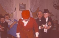 Fra venstre: Frode Nilsen, mormor Ruth, Julenissen (Dag?), B