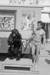 Tarzan (Claude Bernard) og gorilla ved billettbua til Cirkus
