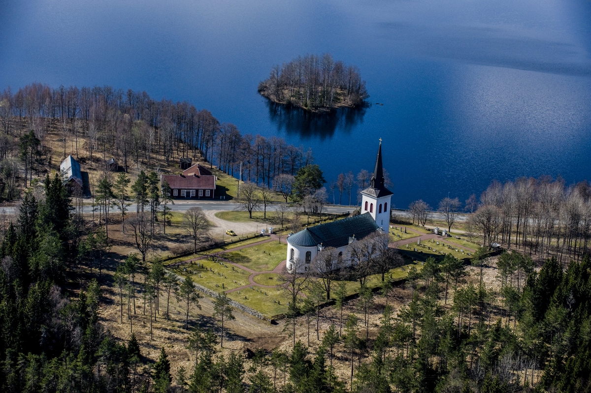 Flygfoto över Almesåkra kyrka i Nässjö kommun.