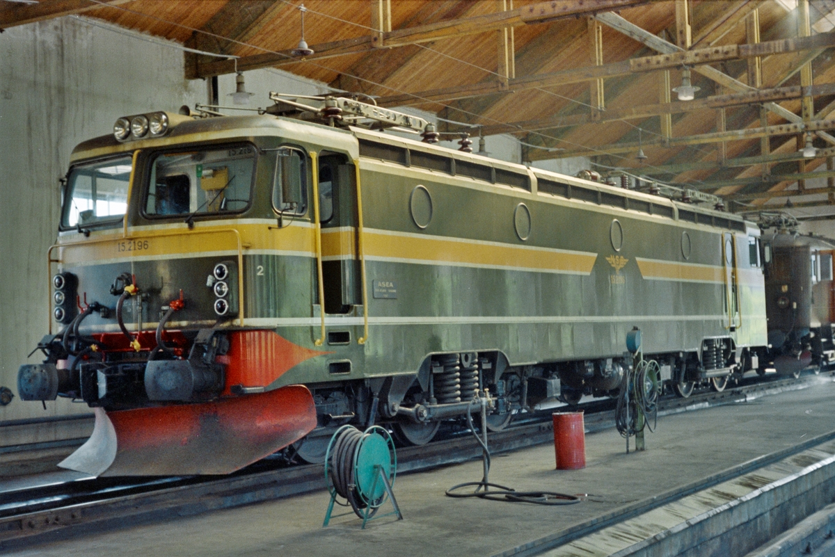 NSBs elektriske lokomotiv type El 15 nr. 2196 i lokomotivstallen i Narvik