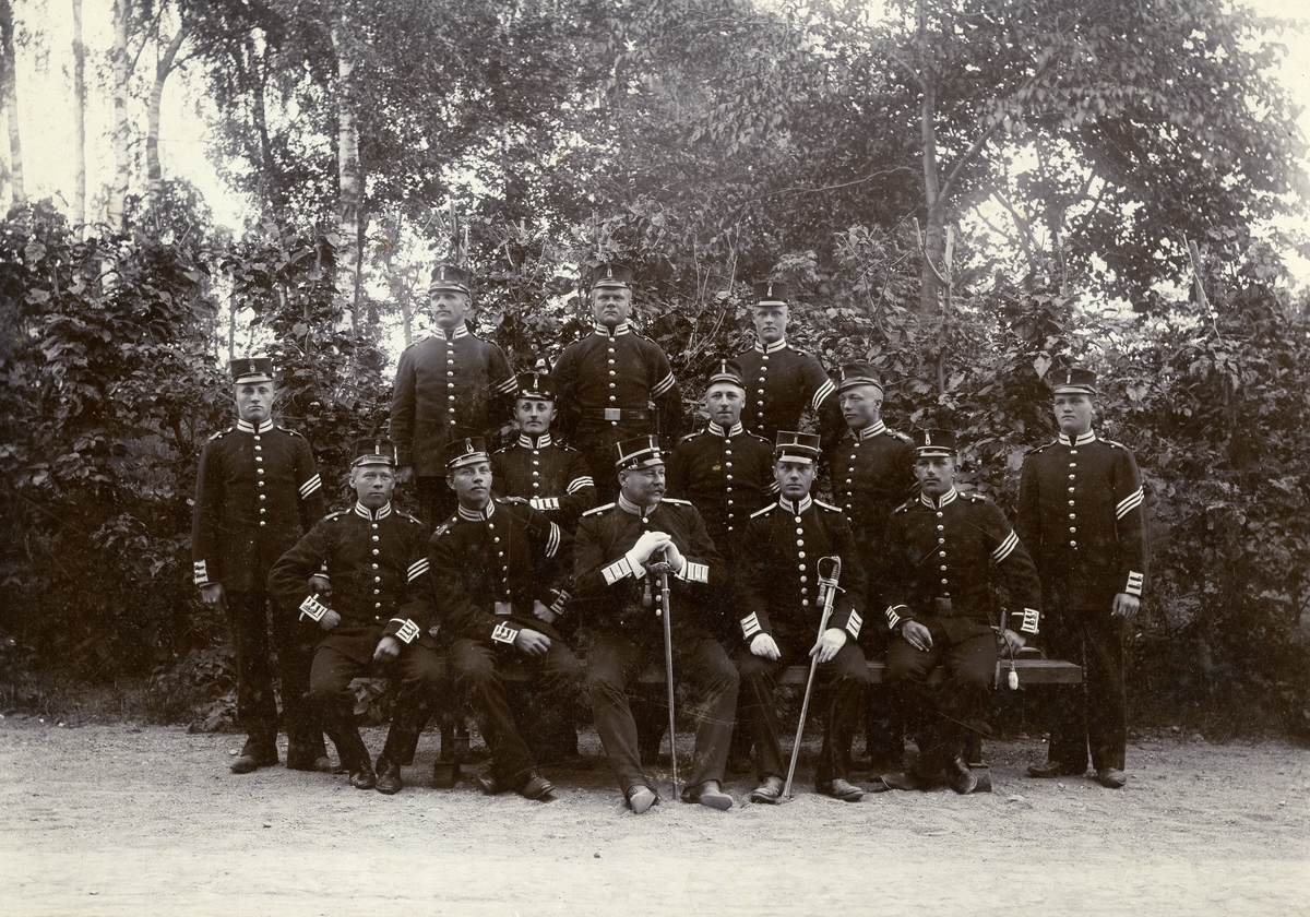 Grupporträtt av officerare och soldater förmodligen från Göta livgarde I 2 på beväringsrekrytmötet 1902.
För namn, se bild nr. 2.