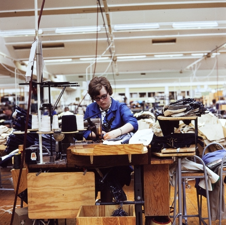 En syerske syer bukser med symaskin i konfeksjonsfabrikken til Jonas Øglænd AS på Sandnes.
