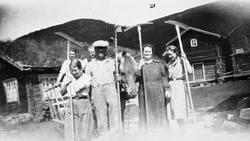 Slåttefolk, hest, river. 
Alfred Rotbakken, Ingebjørg, Tryg