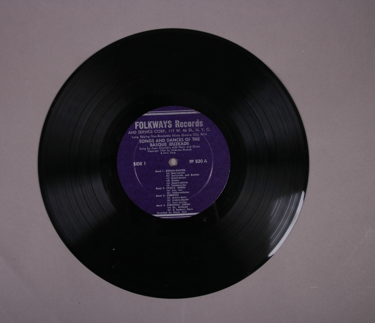 Grammofonplate i svart vinyl og plateomslag i tykk papp. Inneholder et hefte med sangtekster og beskrivelse av musikken. Plata ligger i en plastlomme.