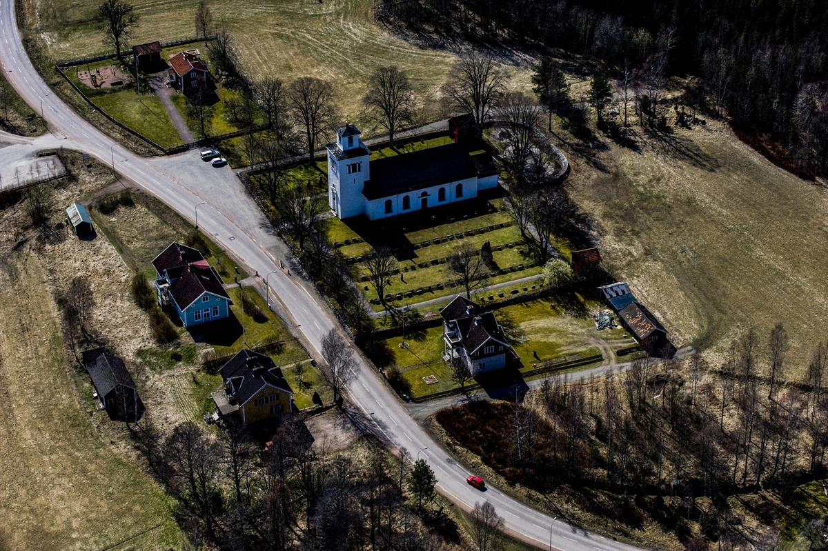 Flygfoto över Bellö kyrka i Eksjö kommun.