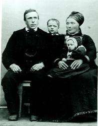 Gruppe
Frå v.Halvor Slåttestølen,Ola Slåttestølen.Anne Stei