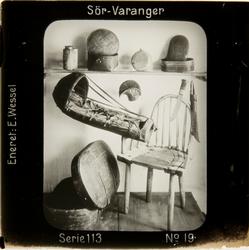 Samiske bruksgjenstander. Øverst: Tinnbeholder, neverkurv me