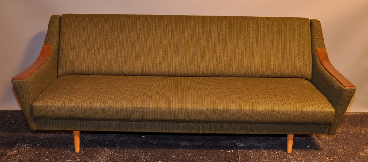 Sofa trekt med grønt stoff.