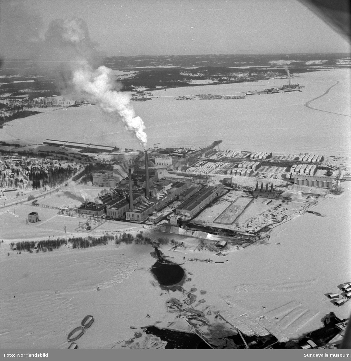 Flygfoton över Östrandsfabriken. I nederkant av andra bilden syns även Skönvik.
