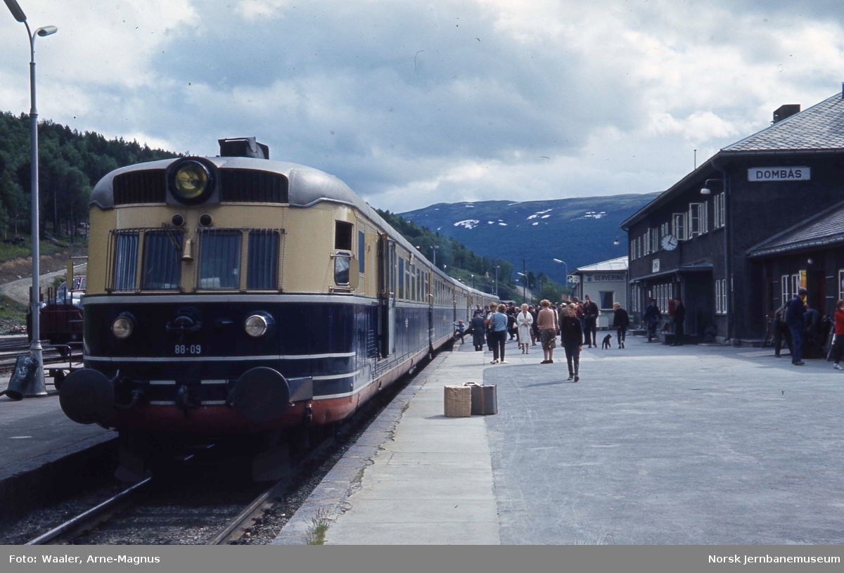 Motorvognsett type 88, med motorvogn 88 09 fremst, i tog 1201 til Trondheim på Dombås stasjon