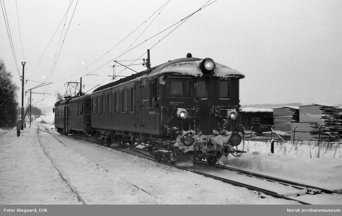 Elektrisk motorvogntog kjører inn på Rakkestad stasjon, styrevogn litra BFS65 nr. 18679 fremst