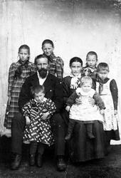 Tomas Olsen med familie. Stonglandseidet.