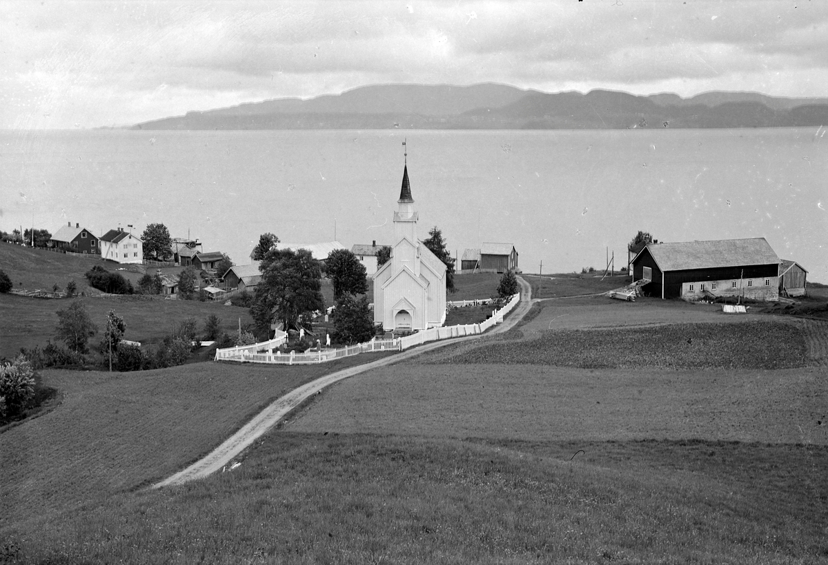 Geitastrand kirke og Åstan, Geitastrand fotografert mot øst. Byneset i bakgrunnen.