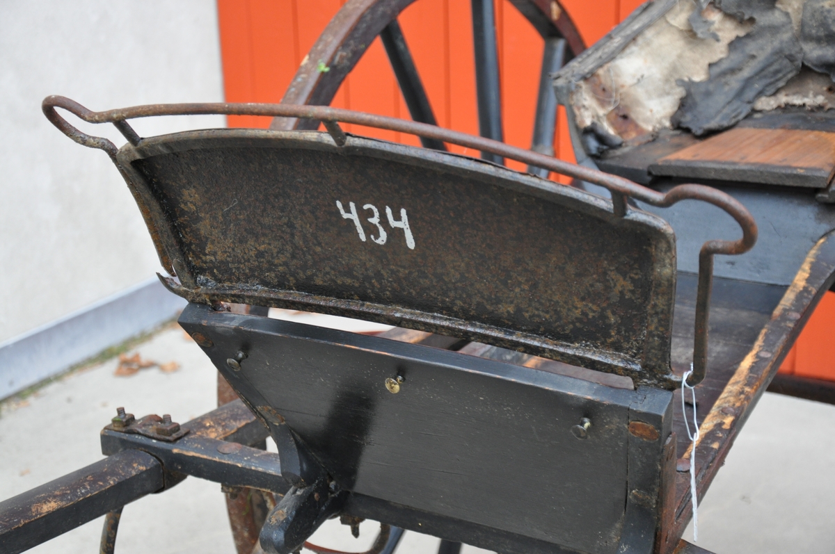 2-hjuls vogn for én hest til persontransport. Hovedsete for en person. Enkelt bord/brett med håndtak, bak.