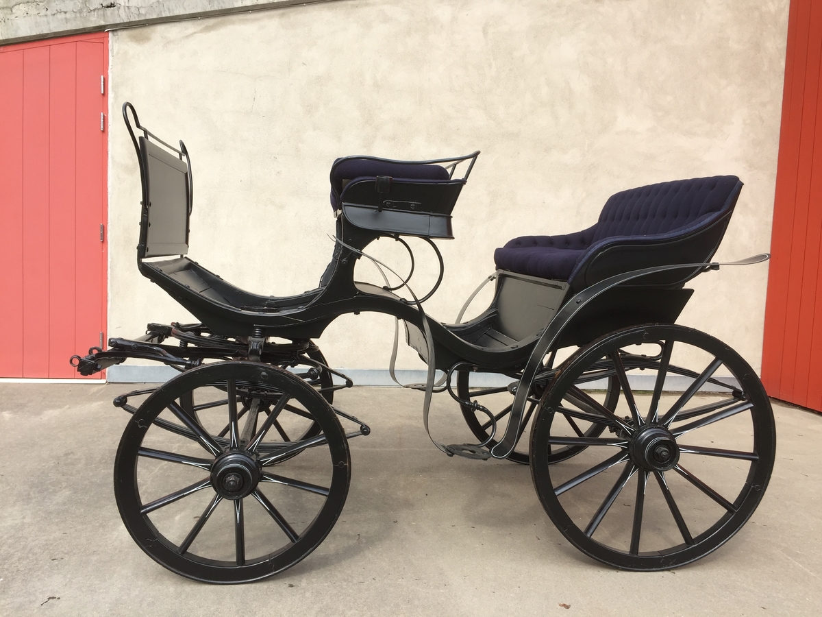 4-hjuls vogn for én og to hester til persontransport. To seter.