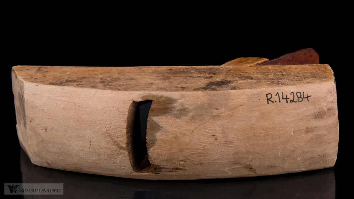 I forlengelse av sponhuset er det skåret ned i treet en halvsirkelform med et lite kors på toppen som minner om toppen på et kongelig rikseple.