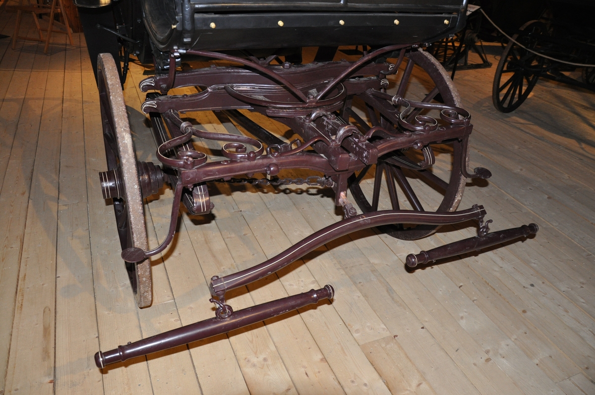 4-hjuls hestevogn av innelukket type. Betegnet som en wienervogn. Overdelen av det innelukkede rommet har vært mulig å ta av i penvær.