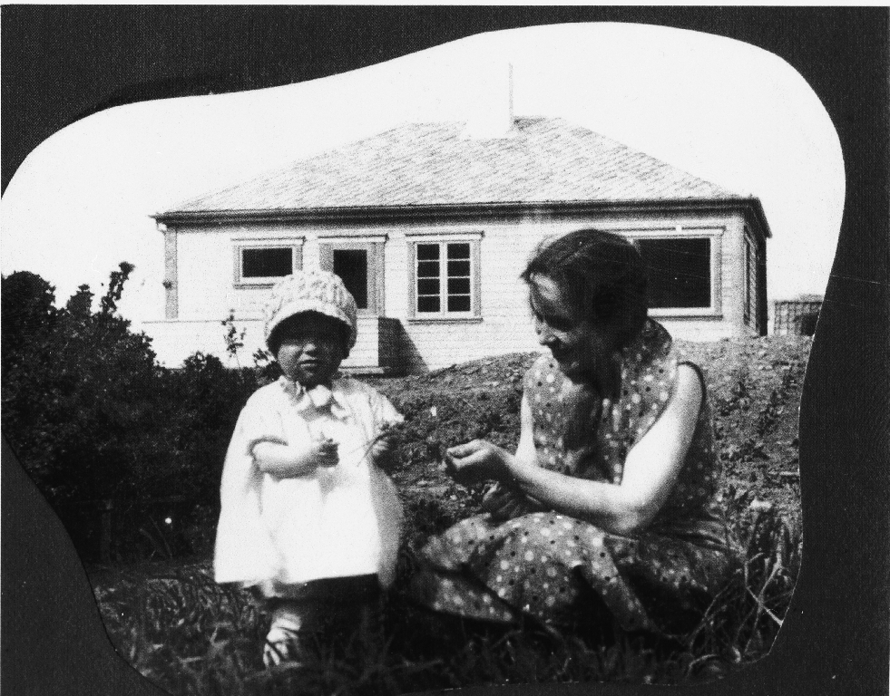 Signy Marie g. Stavnem (29.12.1932 - ) og Karen Skretting f. Tjøtta (29.6.1906 - 13.5.1952) koser seg på baksida av nybygd hus.