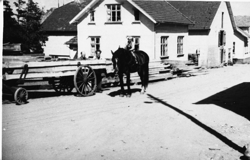 J. Kindervaag sitt våningshus og trelastlager. Transporten av trelast frå jernbanen til lageret var for det meste utført med hest og kjerre på den tid, 1946.
Same bilete som 1989.1TIM.3.39