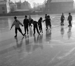 Barn på skøyter, Hamar Stadion. Barnelek, vinter.