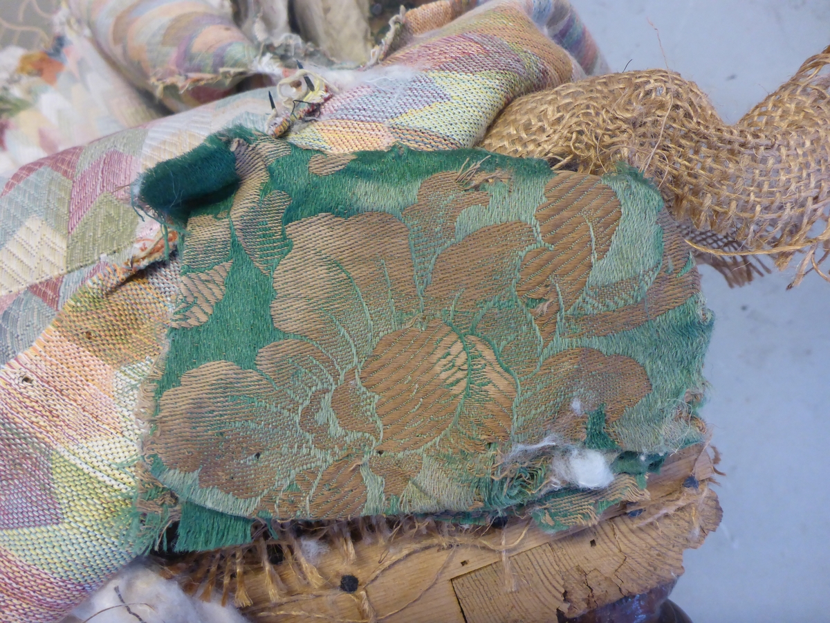 Stolen har en ramme av tre med dreide frambein som er beiset og oljet.