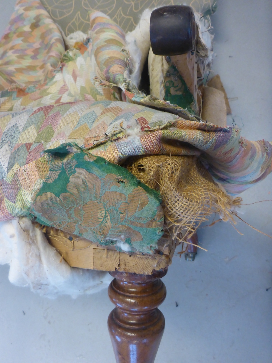 Stolen har en ramme av tre med dreide frambein som er beiset og oljet.