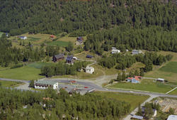 Sør-Fron, Fra Harpefoss sentrum. Forretningsbygg, bolighus, 