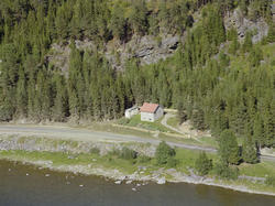 Øyer, Nord-Tretten. Bergly, et og ethalvtetasjes grått hus m