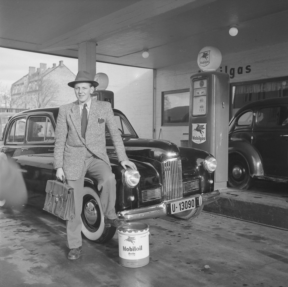 Reklamebilder fra Hurtigruta og fra Turistgaragen bensinstasjon