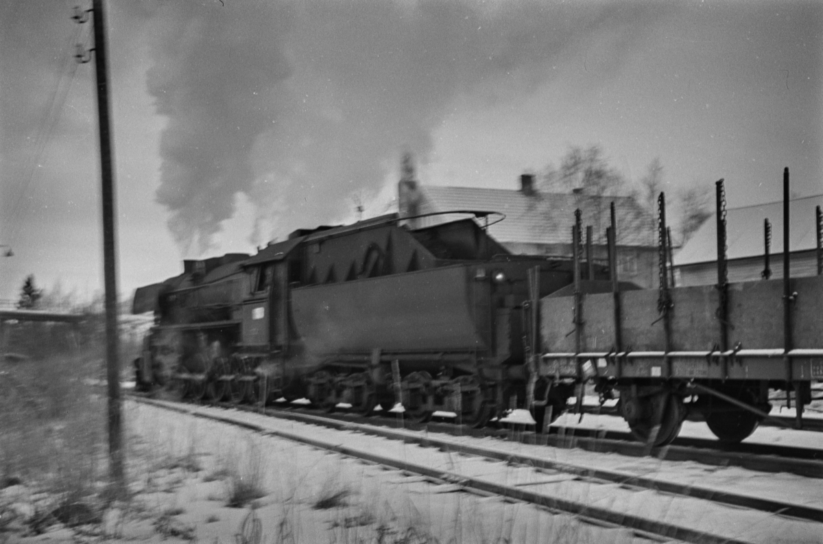 Damplokomotiv type 63a nr. 252 med godstog på Heimdal stasjon.