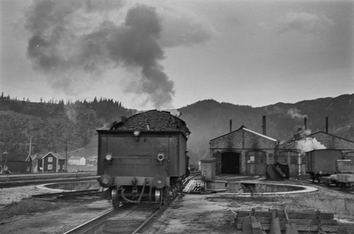 Damplokomotiv type 26c nr. 434 ved svingskiven på Støren stasjon.