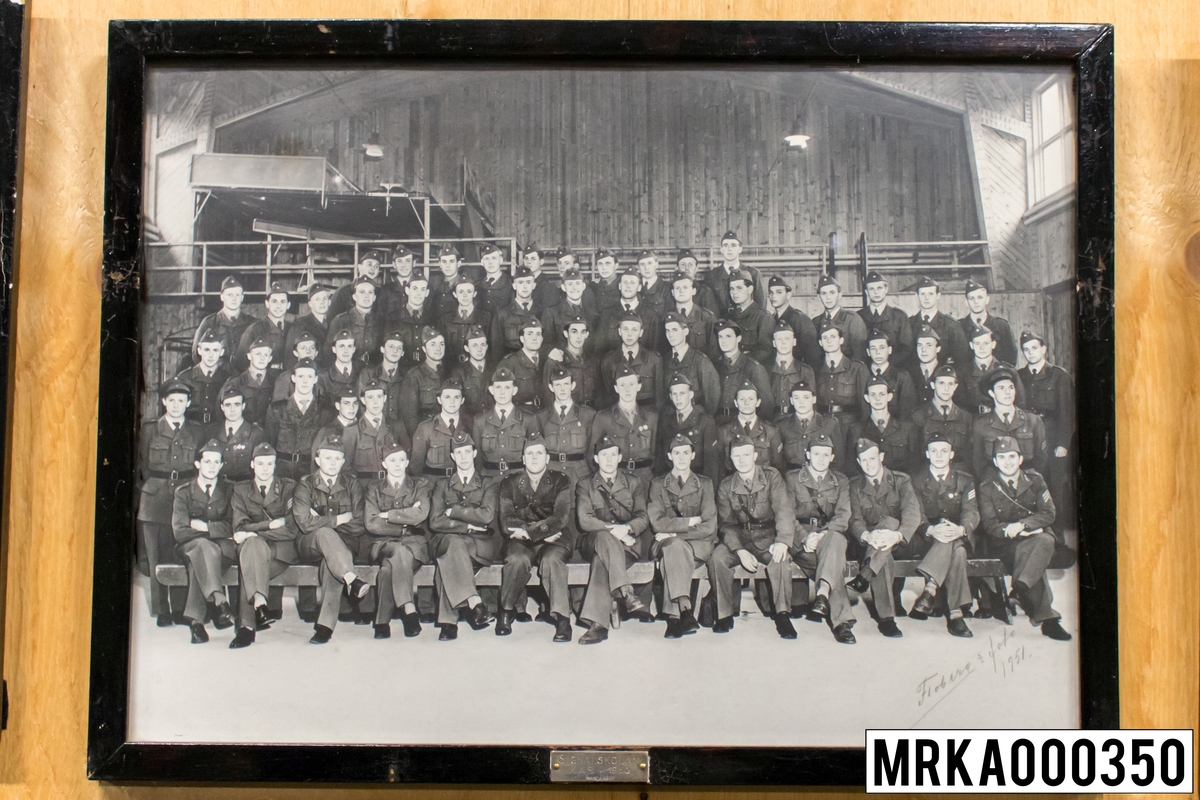 Fotografi taget på befäl och soldater som genomfört grundläggande soldatutbildning på 1:a Batteriet KA 2.
Fotografiet taget på KA 2.
Flobergs Foto 1950.