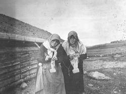 Portrett av to kvinner, utkledd