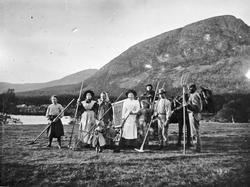 Slåttefolk, river, ljåer