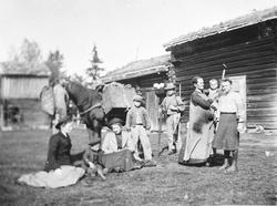 Personer, gardsbruk, hund, bygninger