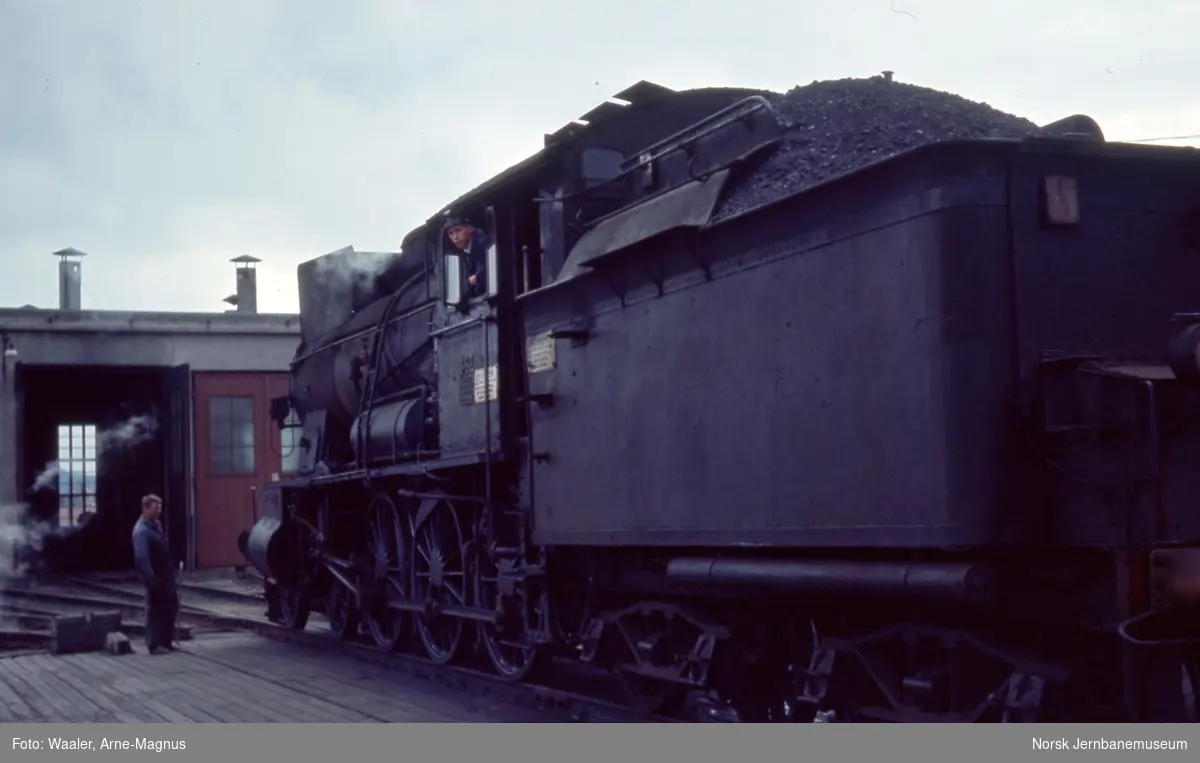 Damplokomotiv type 30b nr. 362 på vei inn i lokomotivstallen på Røros stasjon