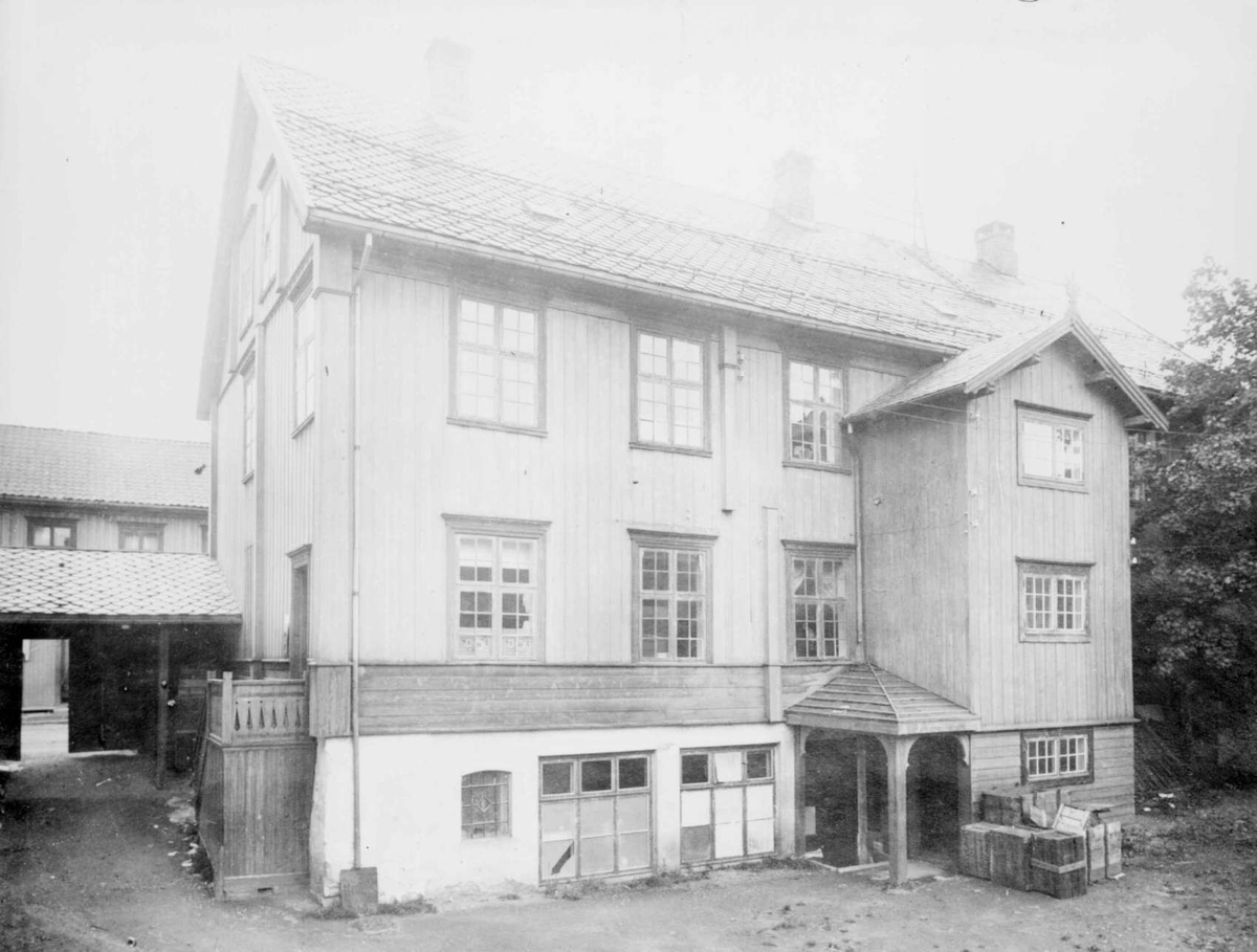 Repro: Bakgård, forretningsgård, Storgata 82, Lillehammer.