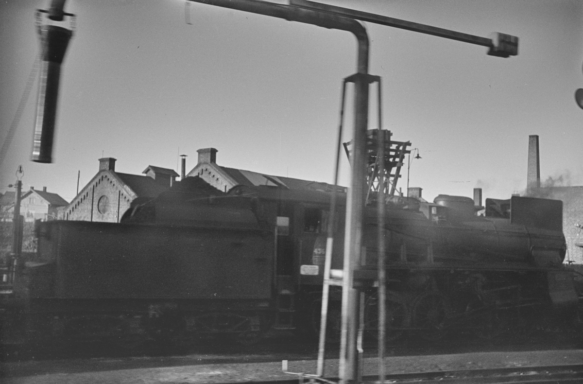 Damplokomotiv type 26c 436 ved lokstallen på Hamar stasjon.