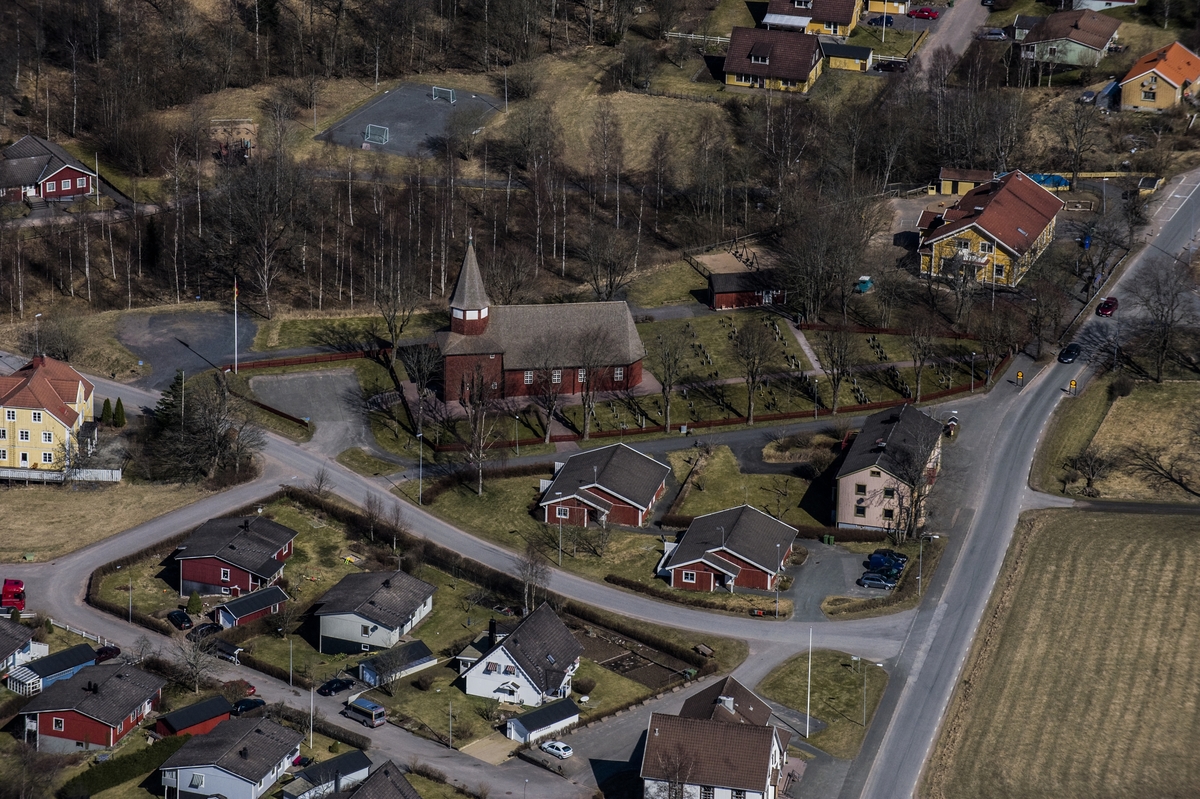 Flygfoto över Bondstorps kyrka i Vaggeryds kommun.