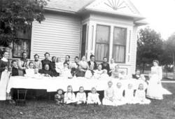 Selskap ute, kaffiselskap, kakebord, borddekning, kvinner, b