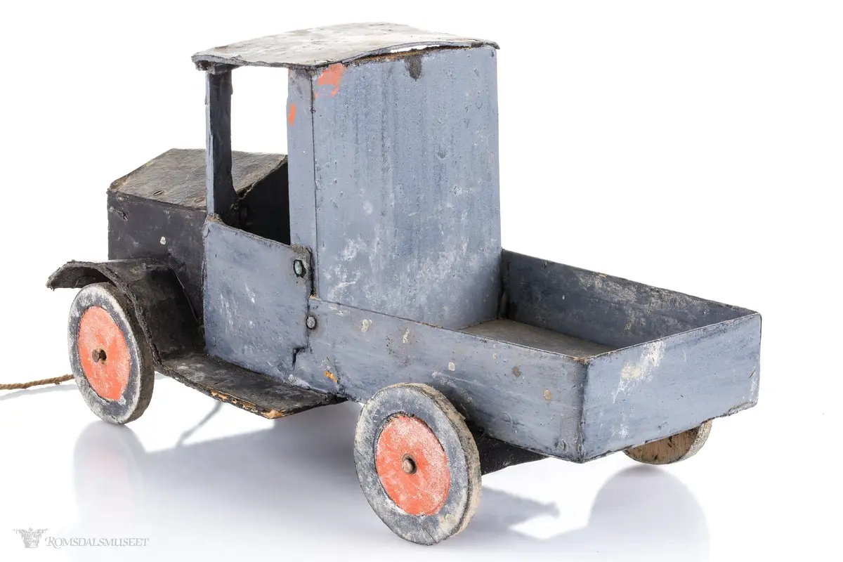 En liten leke- lastebil i tre.