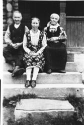 Gruppe,
Frå v.Endre,Sigrid og Birgit Lio.