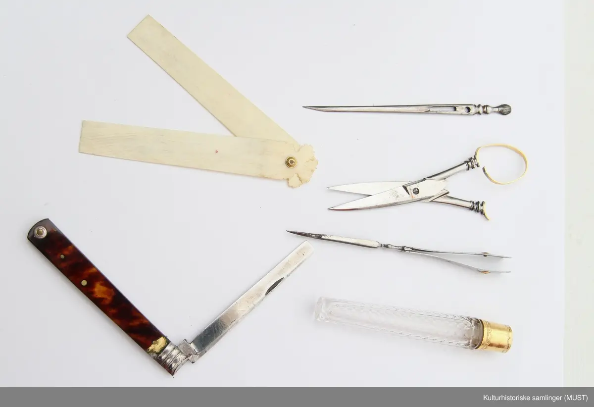 Gullbesetning med smale sisselerte border