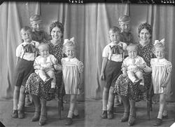 Gruppebilde.Familegruppe på fire. Mor og 3 barn, tre piker o