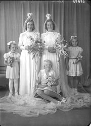 Portrett. Familegruppe på fem. To bruder og tre brudepiker. 