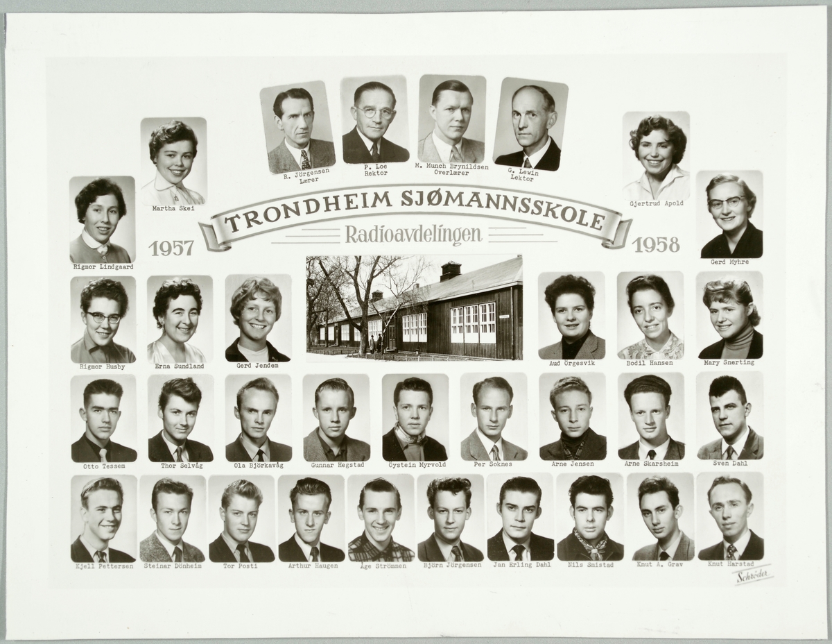 Klassebilde av elever og lærere ved Radioavdelingen ved Trondheim Sjømannskole 1957-58. Skolebygningen sentralt i motivet.