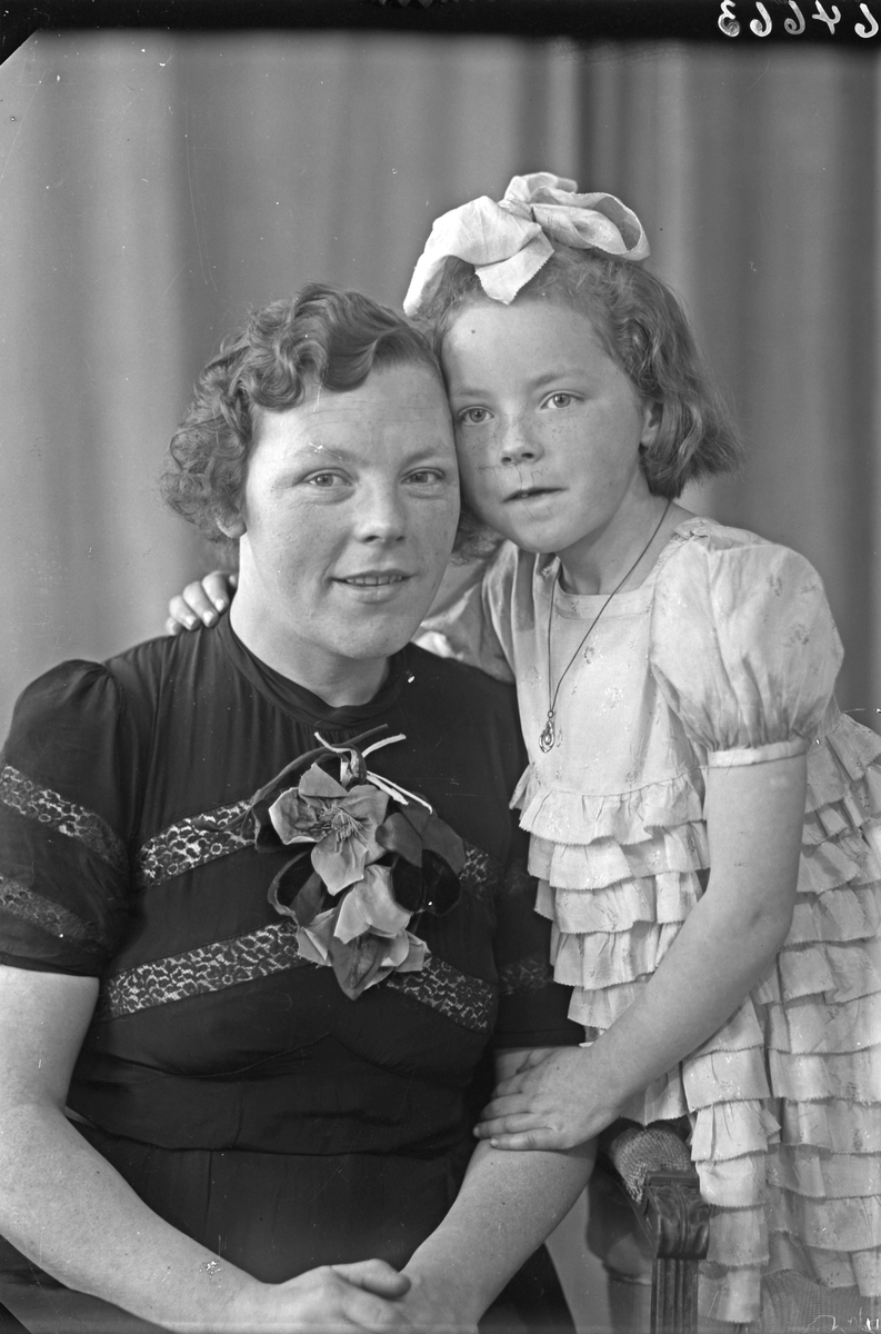 Portrett. Familiegruppe på to. Mor og datter. Ung kvinne og ung pike. Bestilt av Fru Adolfsen. Øvregt. 70