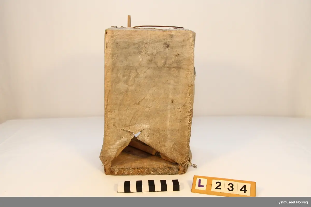 Lykta ble av den tidligere eieren omtalt som ei sjålykt. Det ser ut som den kan være produsert av blæra eller magen på et dyr. Poenget med å bruke blæra eller andre deler fra dyremagen er å oppnå mest mulig gjennomsiktighet. Det kan være at de brukte dette i mangel på glass. Topp og bunn er formet av et trestykke, samt trepinner i hjørnene som danner rammeverket. Huden er trukket over til slutt, og sydd sammen på siden, samte på over og undersiden. Øvre trelokk har hull for at varmen fra lyset skulle slippe ut. Det er påsatt en jernstreng i toppen for å bære lykta etter.