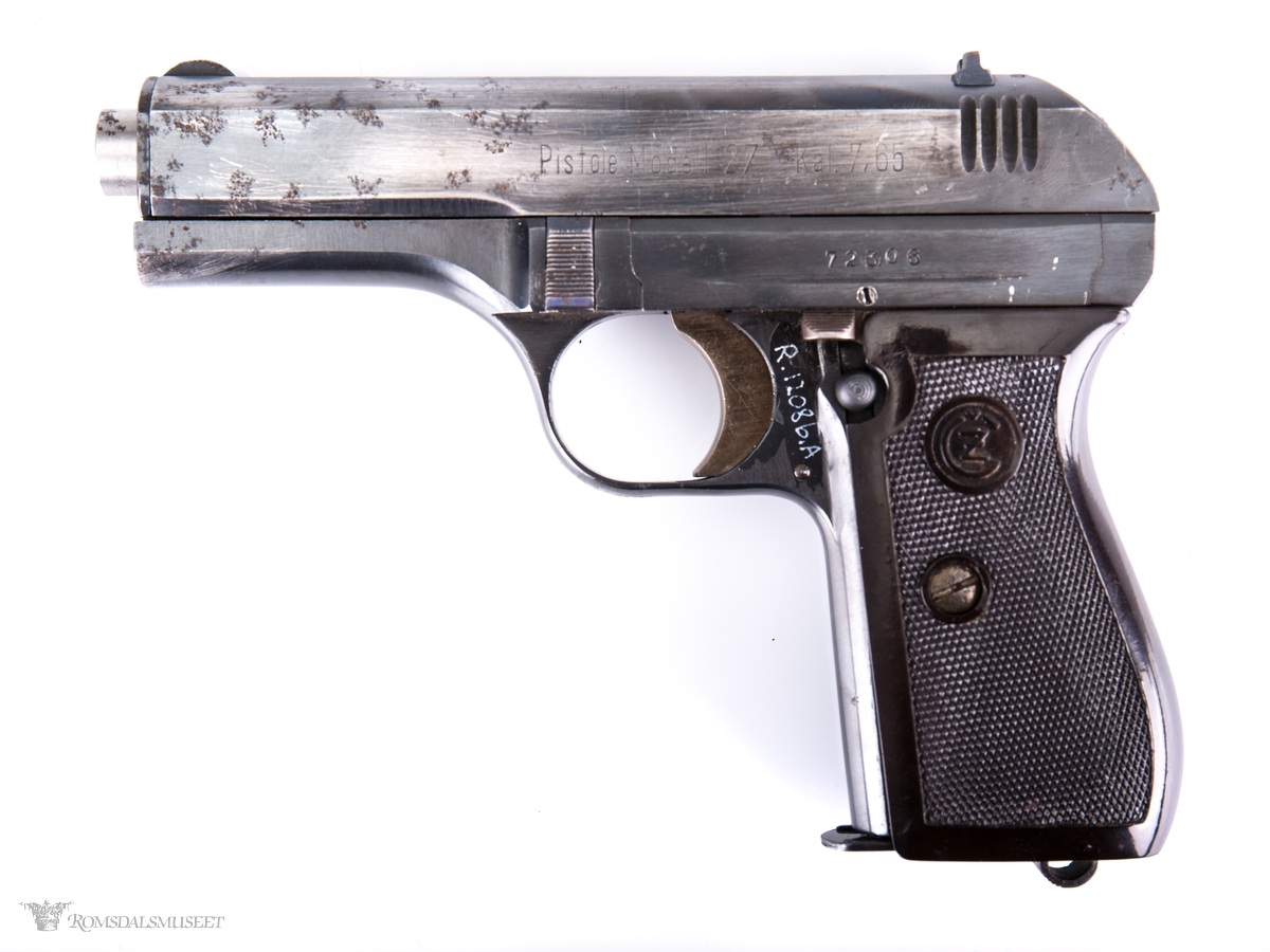 Semiautomatisk lommepistol med for- og baksikte, sikringshendel med utløserknapp, magasin med utløser under skjeftet og for og baksikte. Tsjekkisk pistol som er produsert under okkupasjonsstyre.